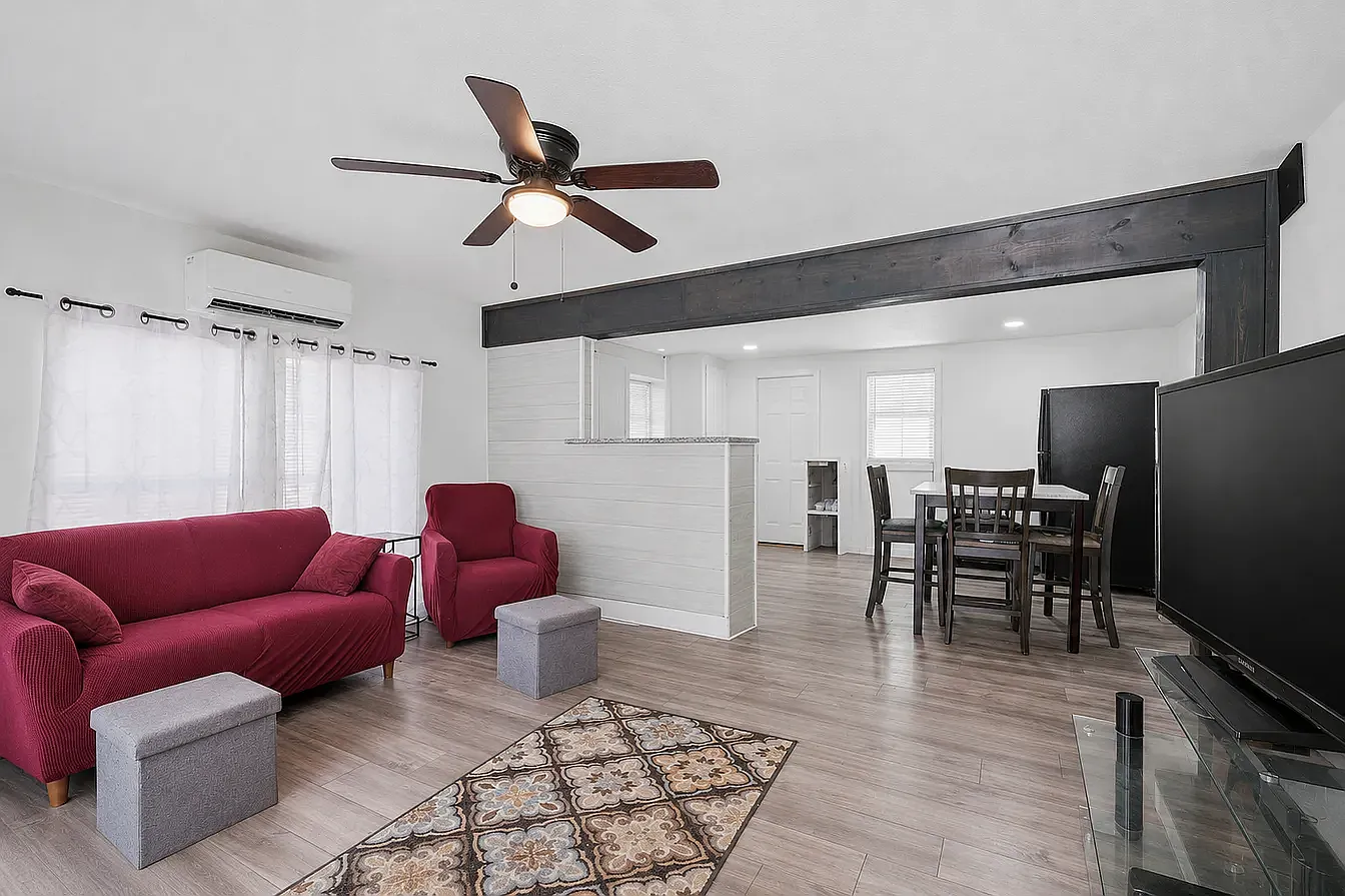 3 bed, 1041 sqft, $1,785 — Photo 2