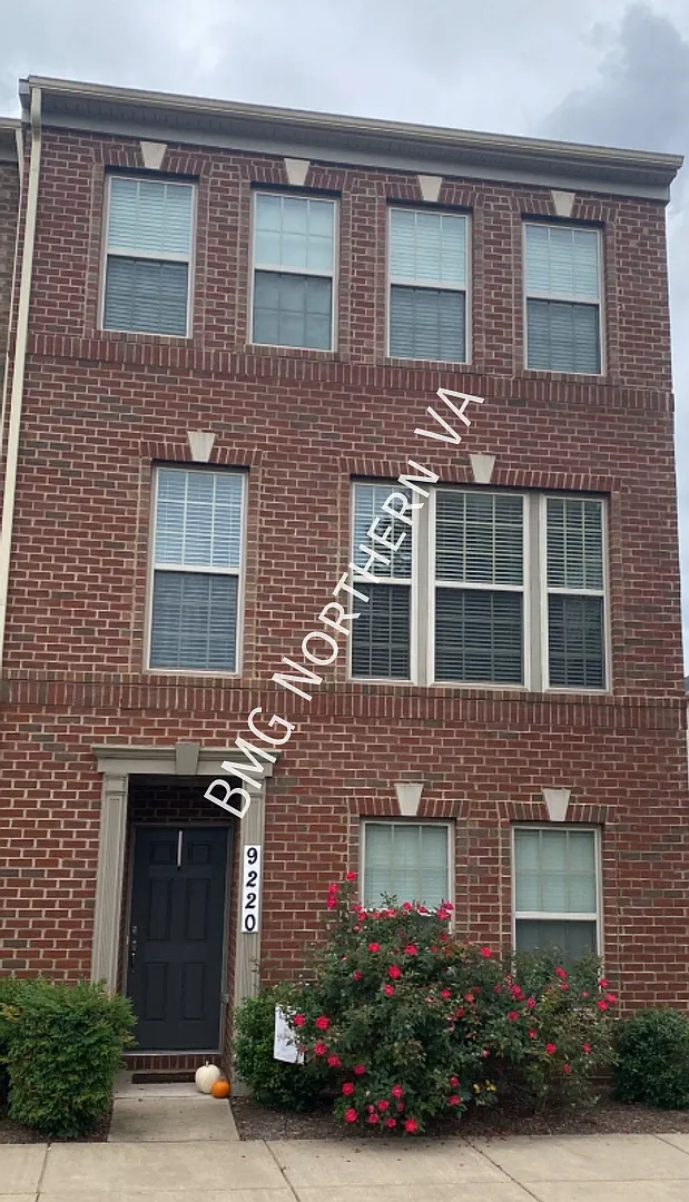 Stunning 3BR/3.5BA Home in Prime Old Town Manassas — Photo 1