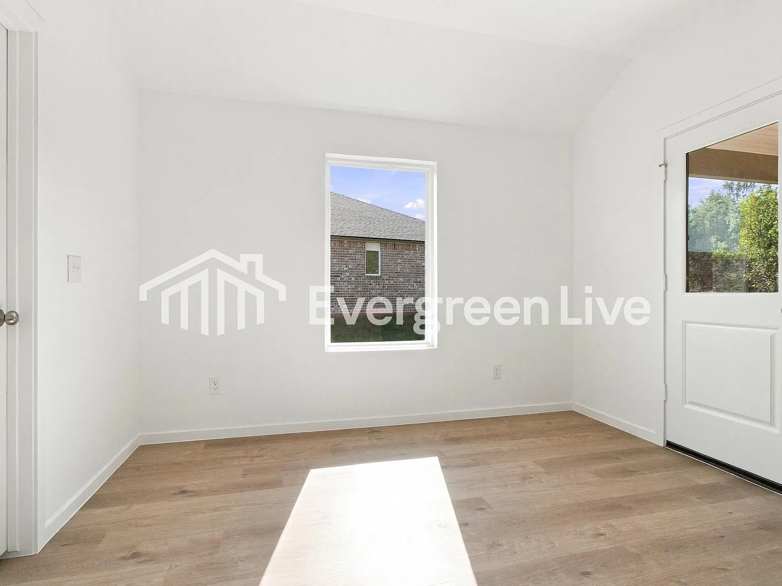 3 bed, 2.0 bath, 1355 sqft, $1,420 — Photo 4