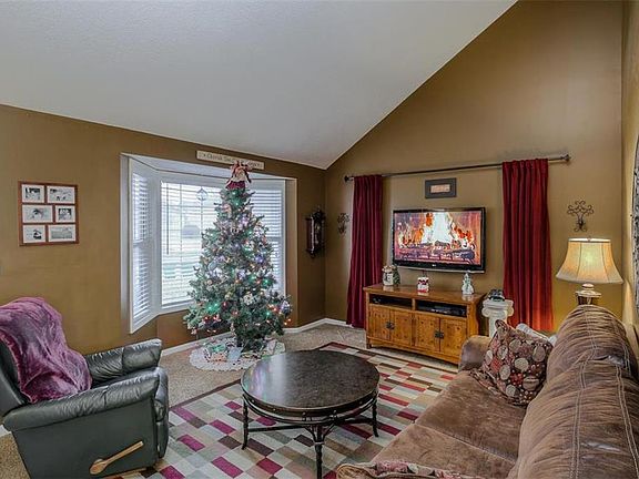 4th image of 812 NE Bryant Dr