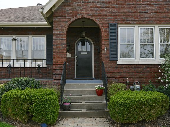 4th image of 2172 Gladstone Ave