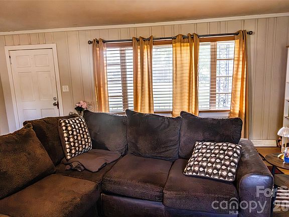 4th image of 3828 Plainview Rd