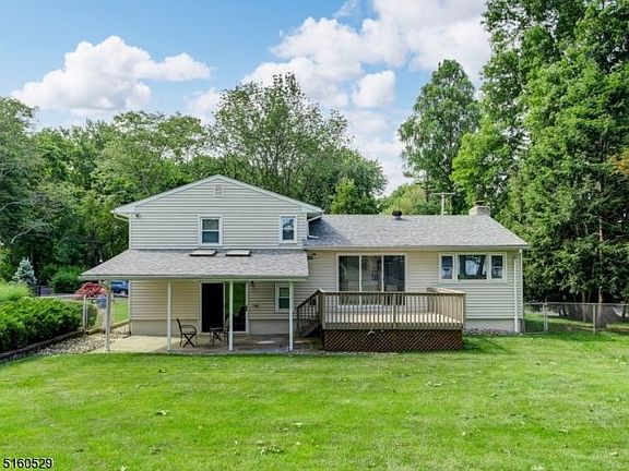 5th image of 95 Woodbine Cir