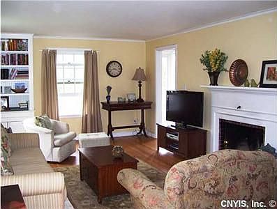 4th image of 704 Oakwood St