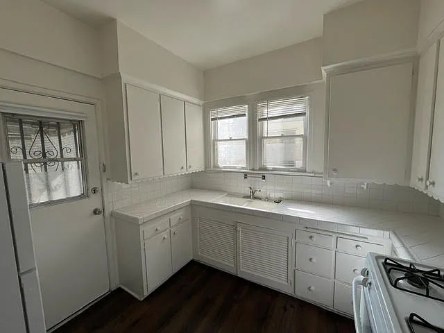 434 S Detroit St — Photo 12
