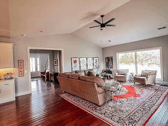 4th image of 15 Trinity Grove Ln