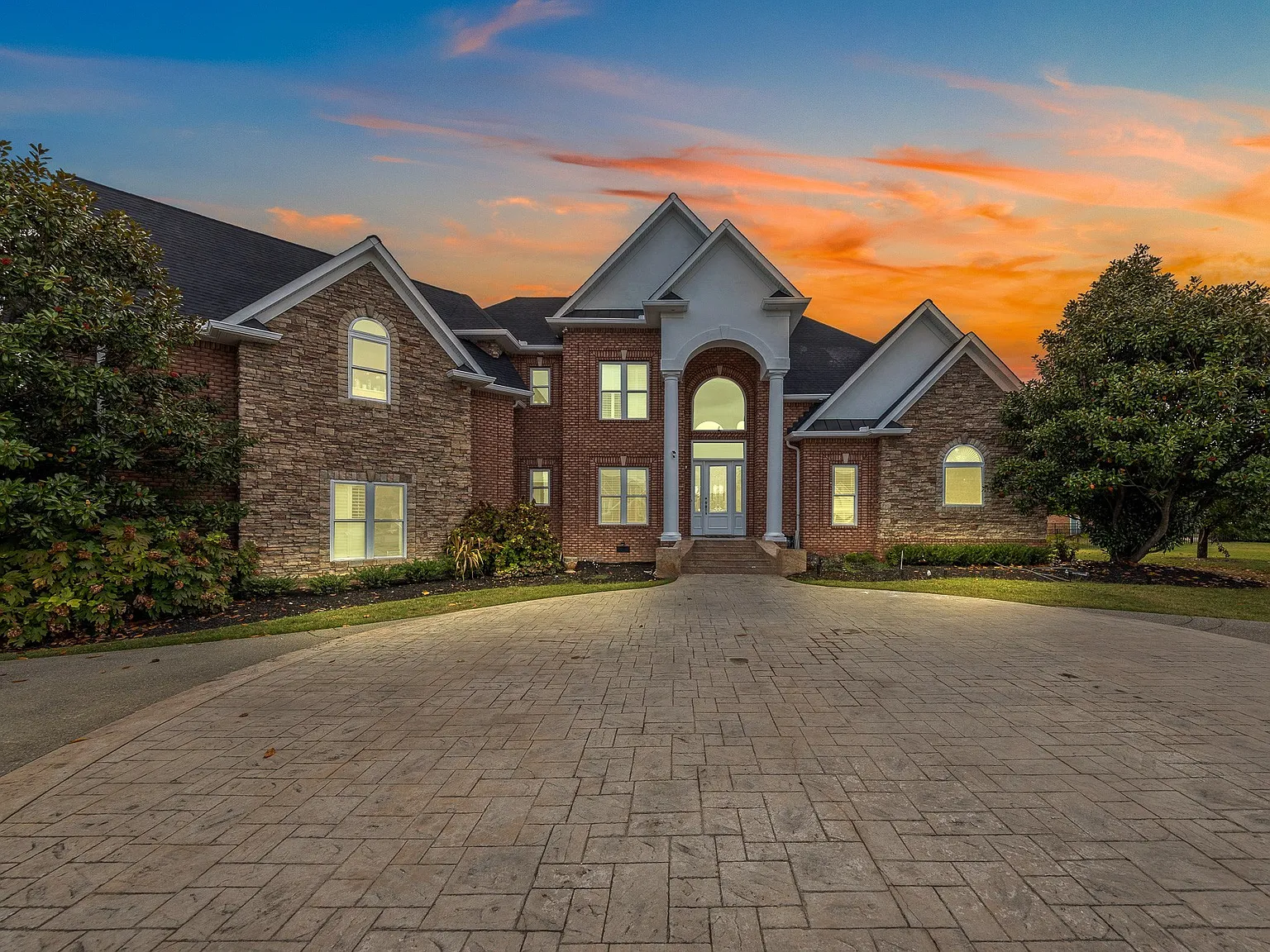 6 bed, 4.0 bath, 5200 sqft, $9,500 — Photo 2