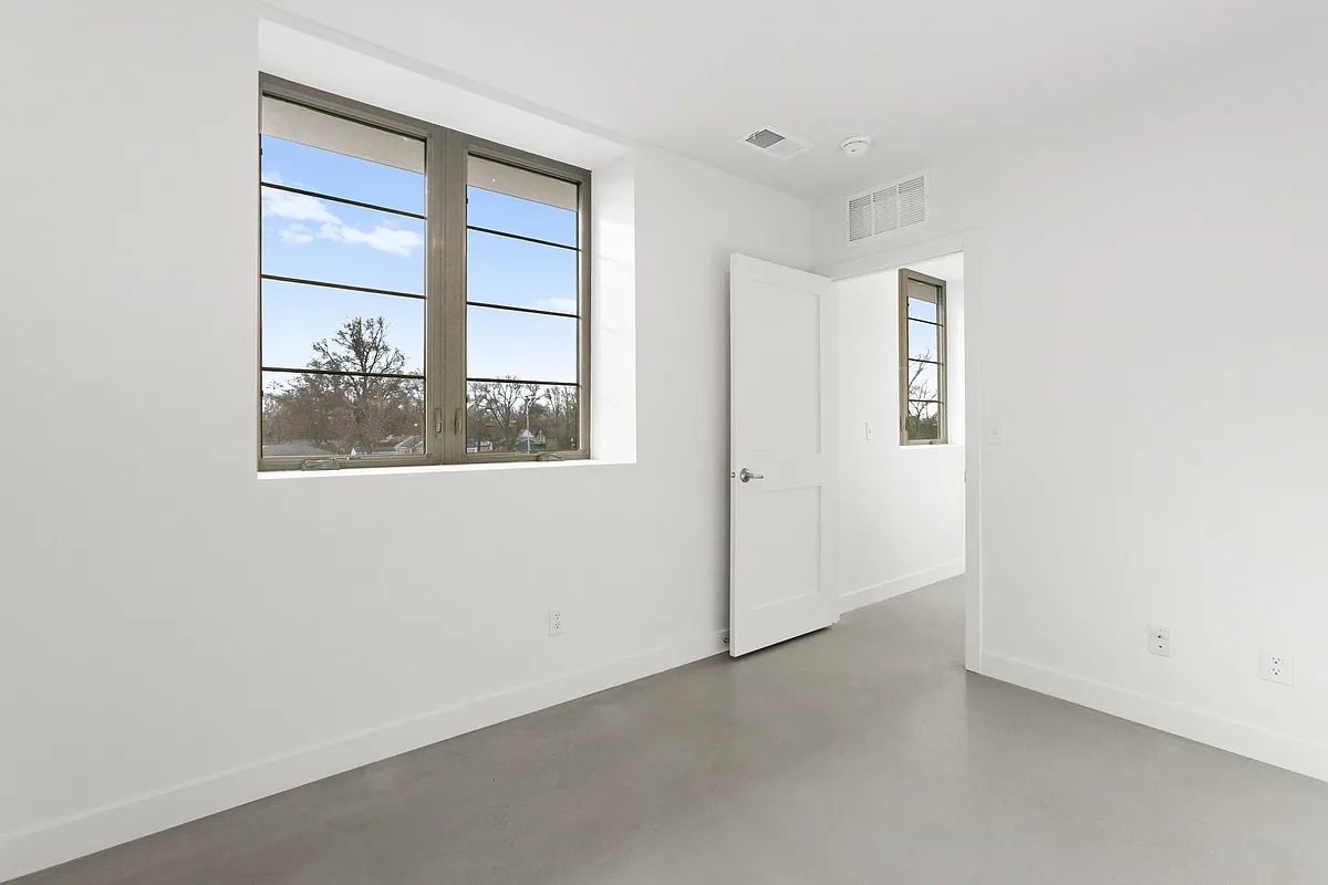 Building Photo - 1268 N Locust St #12