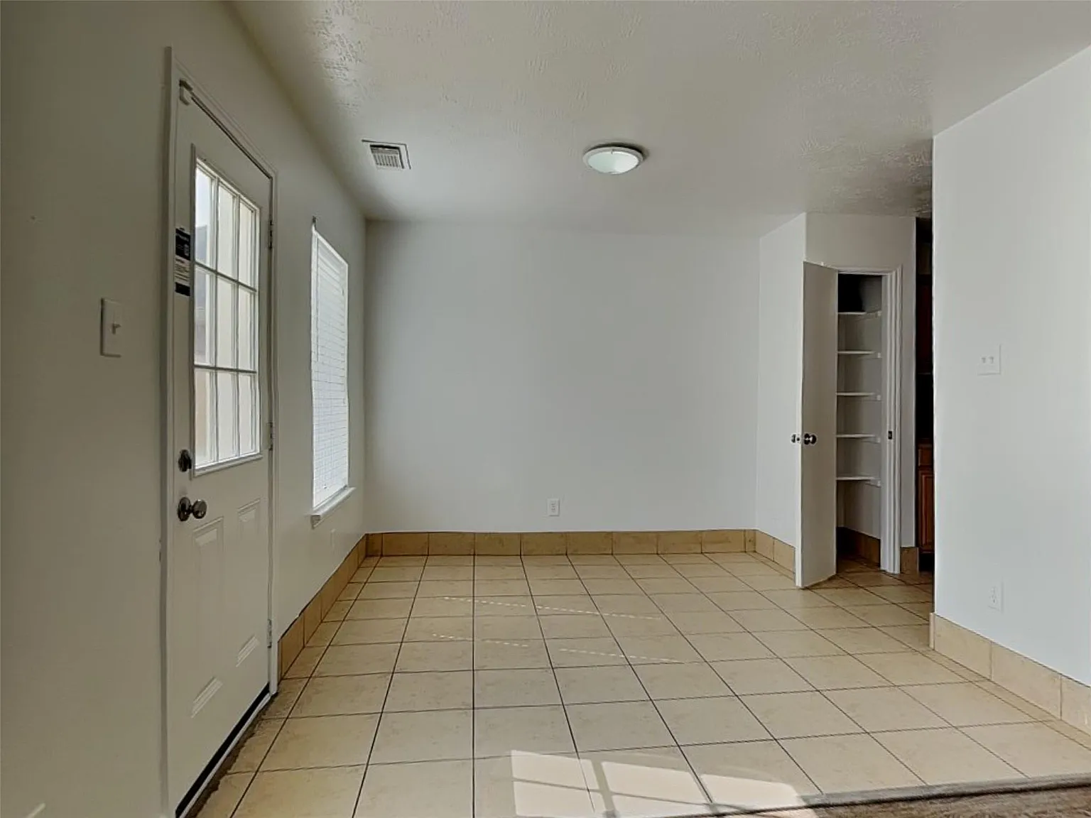 3 bed, 2.5 bath, 1450 sqft, $1,760 — Photo 3