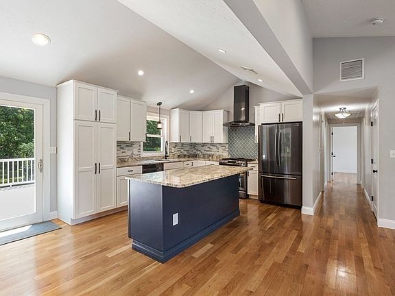 5th image of 18 Meadowbrook Dr