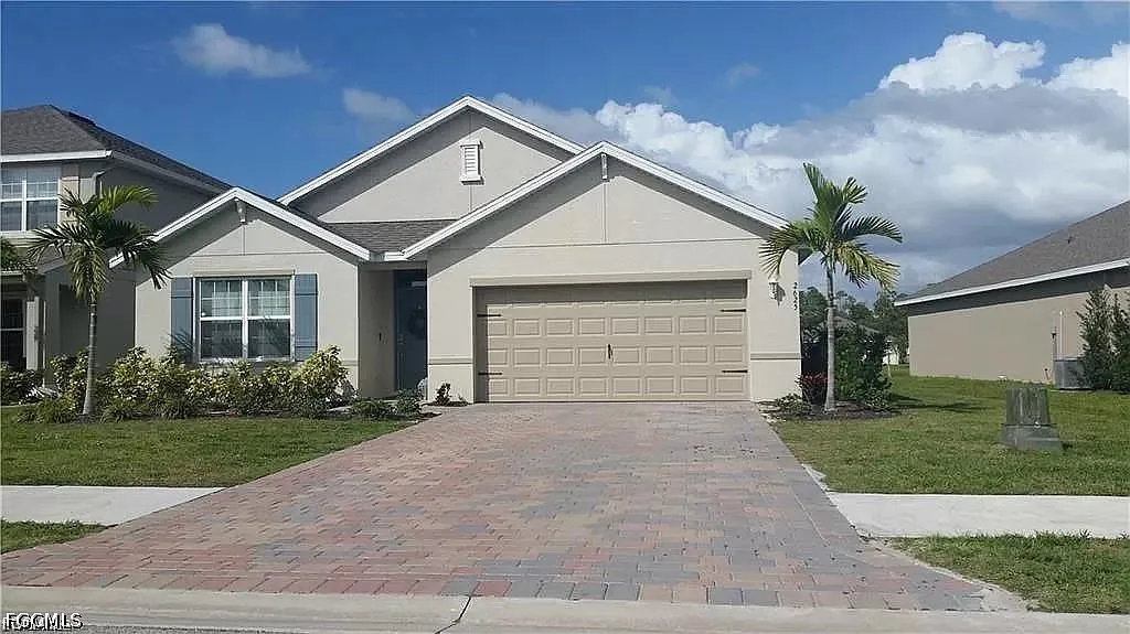 3 bed, 2.0 bath, 1828 sqft, $2,200 — Photo 1