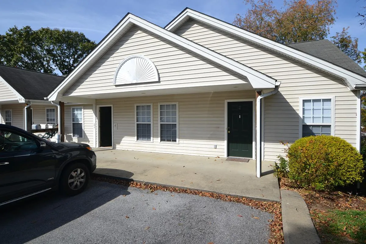 2 bed, 1000 sqft, $1,295 — Photo 1