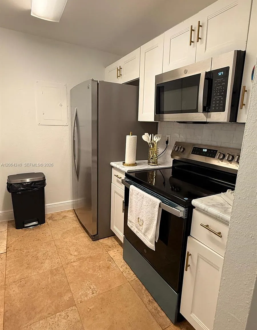 Coral Way Gardens Condo — Photo 4