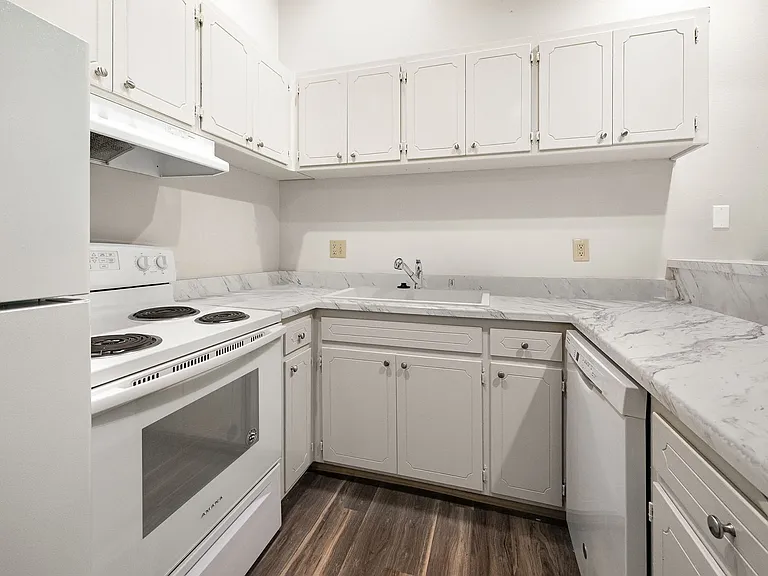 Lassen Villa Apartments — Photo 37