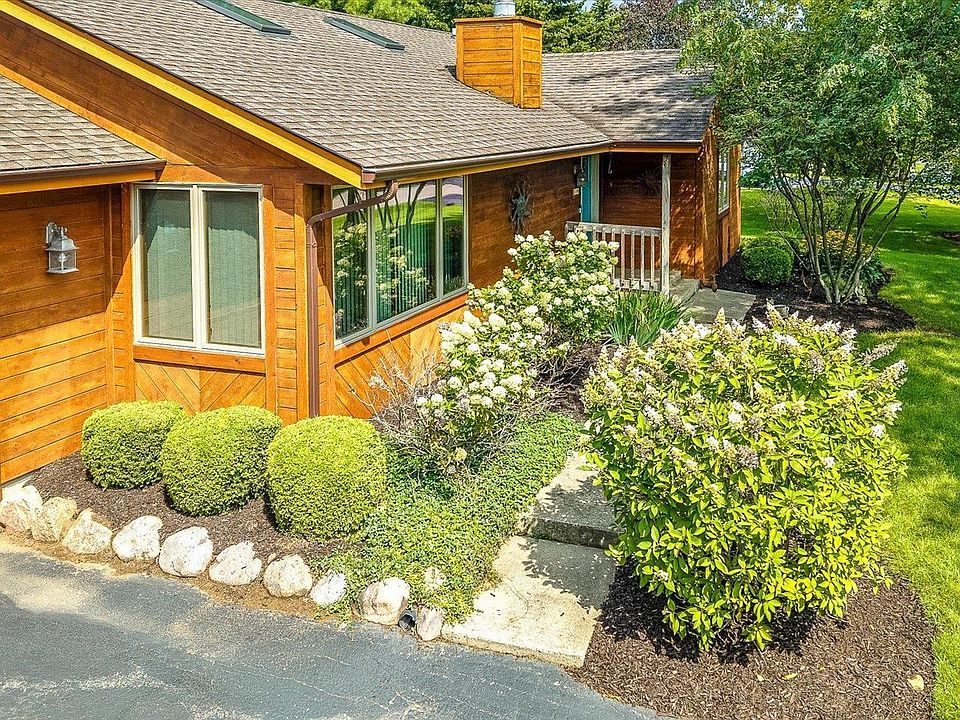 1st image of 584 Sunnyfield Rd