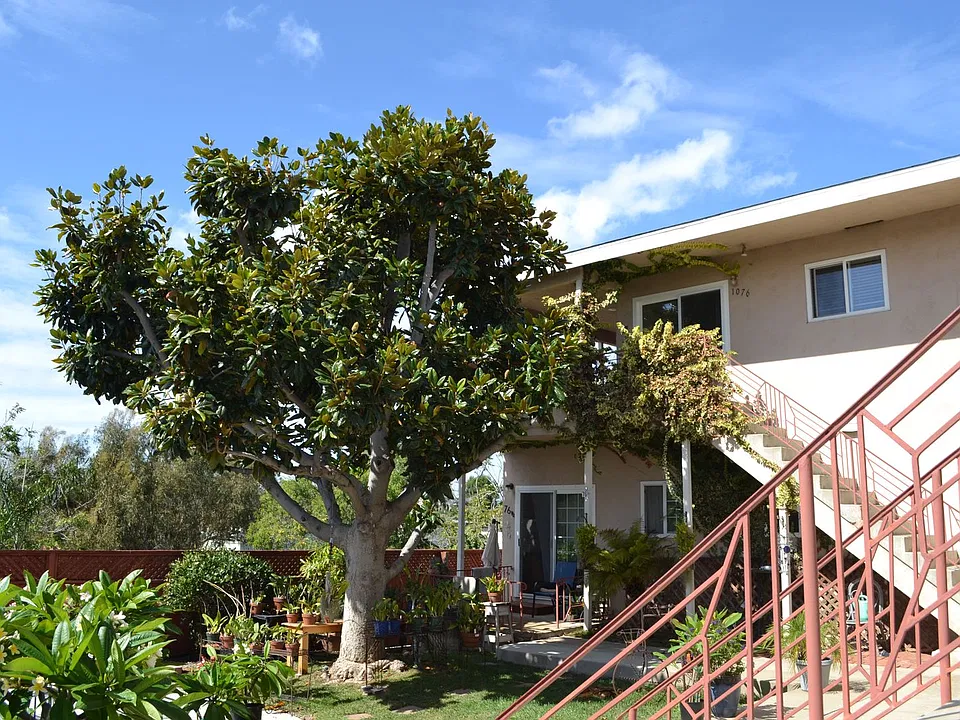 2 Bedroom-1 Bathroom Single Story Apartment on 2nd floor in Hillcrest/Mission Hills community.