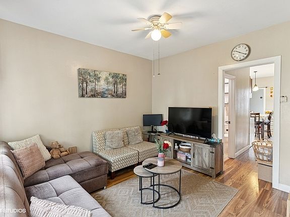 4th image of 3649 W Oakdale Ave