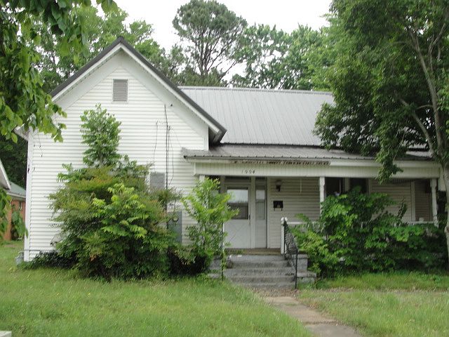1st image of 1004 W Cherry St