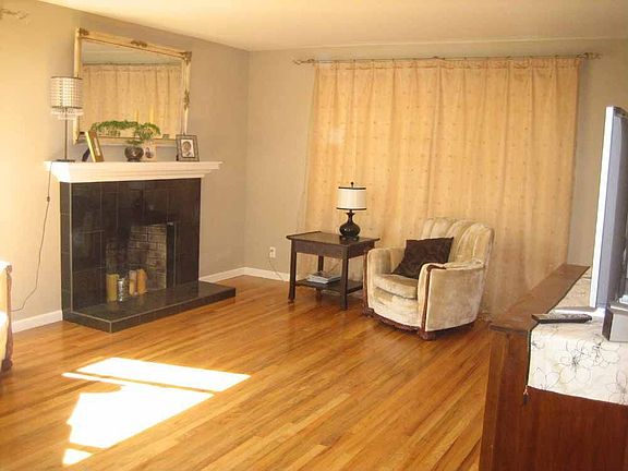 2nd image of 3281 Vistamont Dr