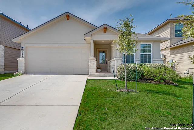 4 bed, 2.0 bath, 1904 sqft, $2,200 — Photo 1