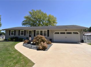 671 Meadowland Dr, Hubbard, OH