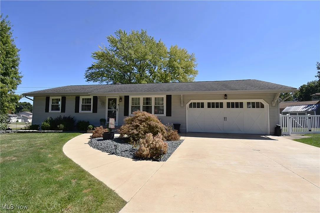 671 Meadowland Dr photo 1