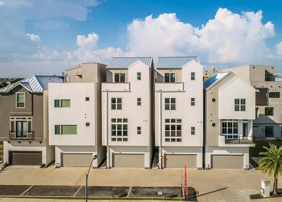 Building Photo - 5866 E Post Oak Ln