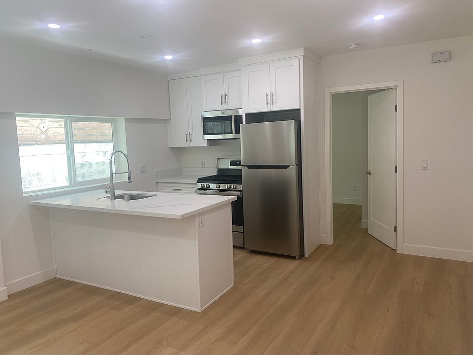 Fully equipped gourmet kitchen with eat-in counter