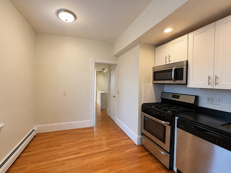 35 Florence St — Photo 8