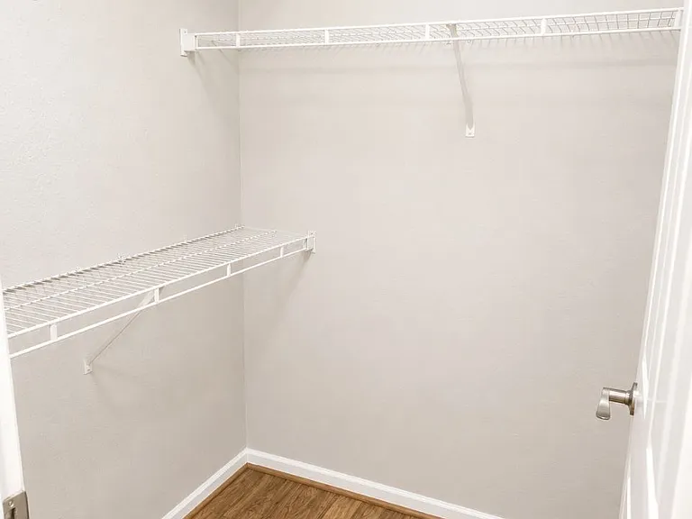 WALKING CLOSET