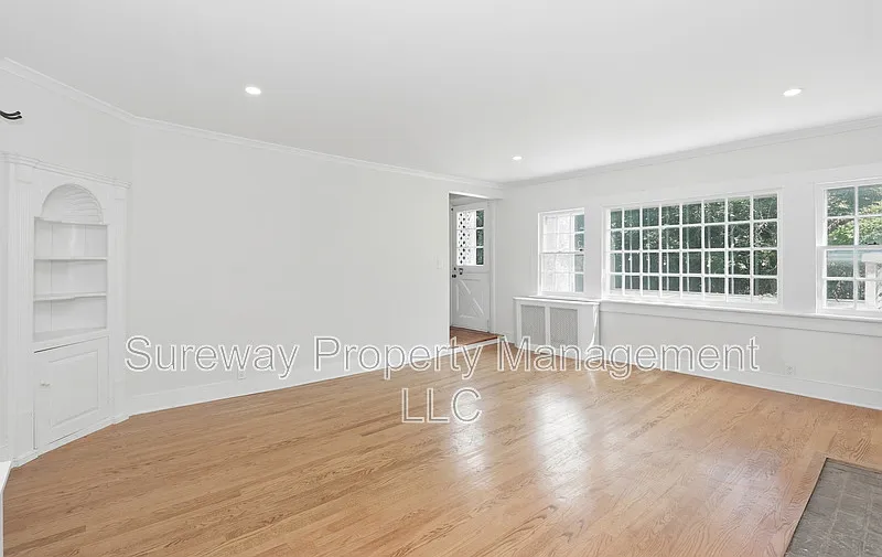 4 bed, 2.5 bath, 3229 sqft, $5,400 — Photo 4
