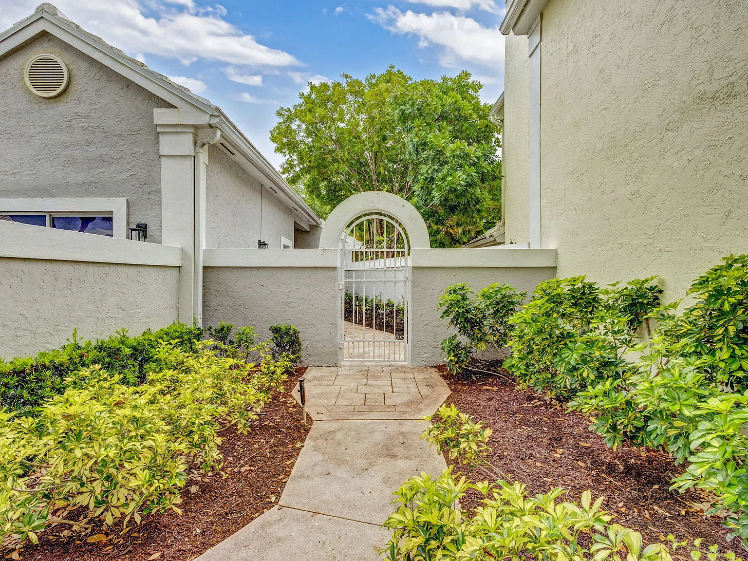 3 bed, 2.0 bath, 1571 sqft, $5,000 — Photo 4
