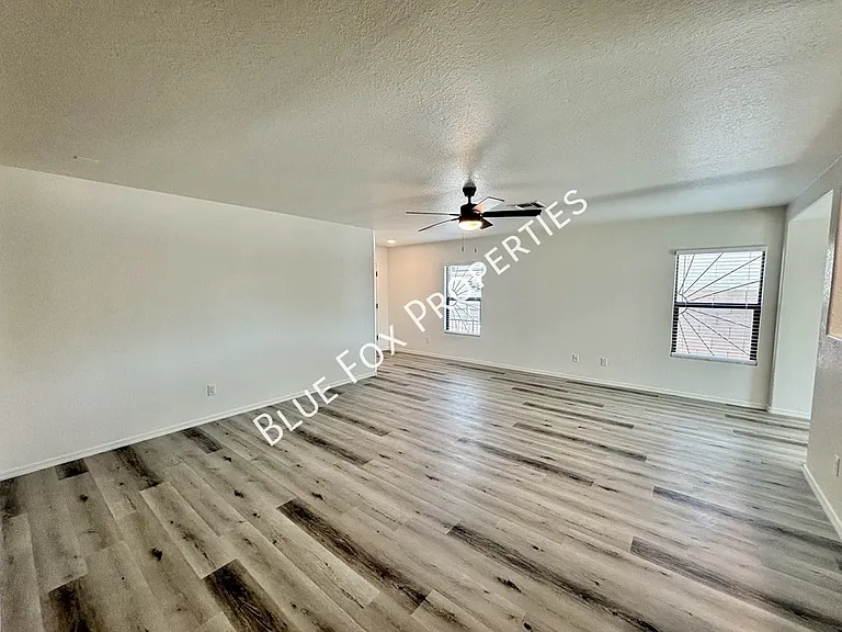 5369 S Waterloo Ln — Photo 4