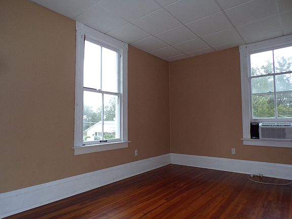 3rd image of 196 SE Camp St