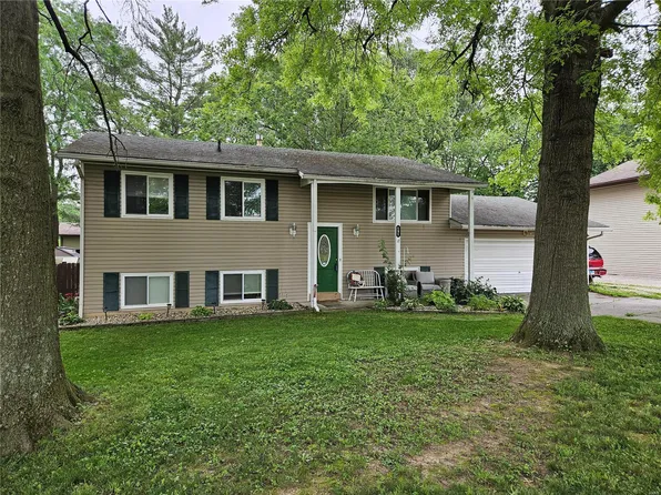151 Holiday Dr, Edwardsville, IL 62025