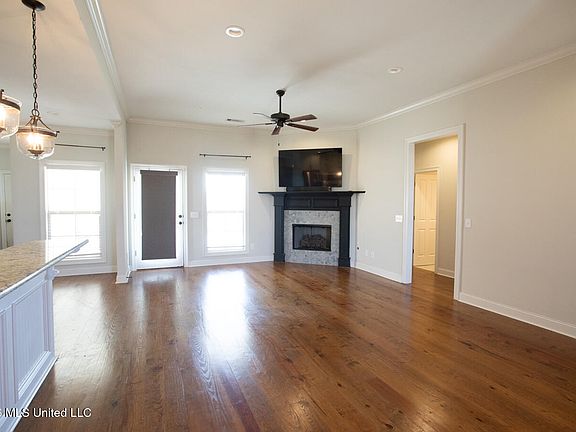 4th image of 104 Woodscape Dr