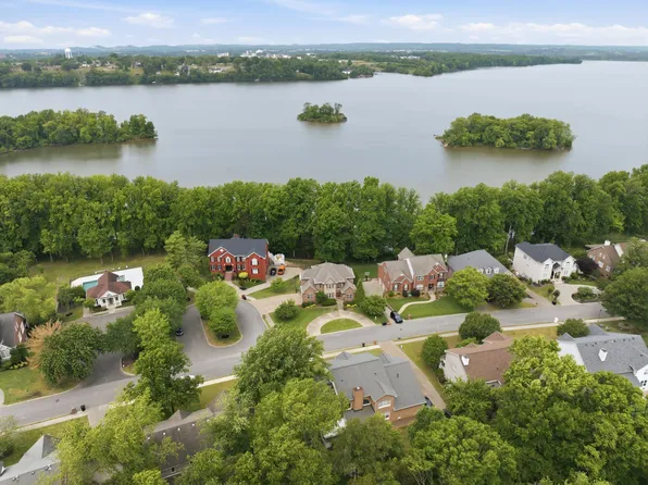 100 Lakecrest Cir, Hendersonville, TN 37075