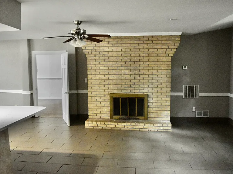 590 Cresthill Ave NE — Photo 3