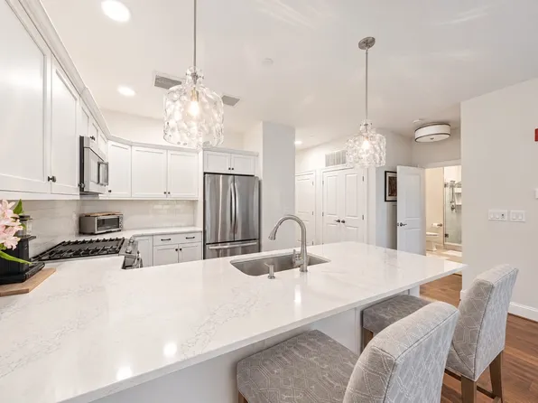 1 Revolution Way #204, Canton, MA 02021