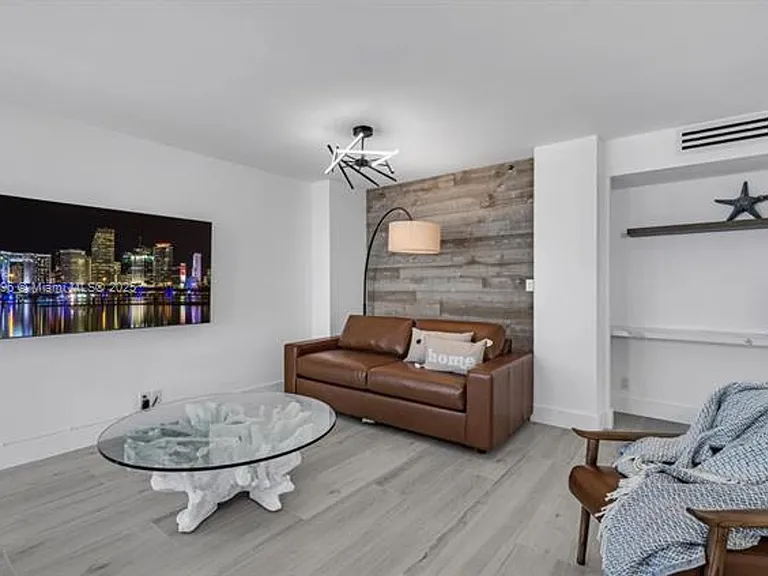 2555 Collins Avenue Cu #2200 — Photo 17