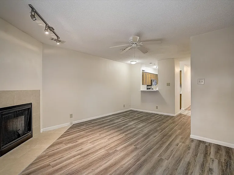 4013 1/2 Menchaca Rd #3 — Photo 2