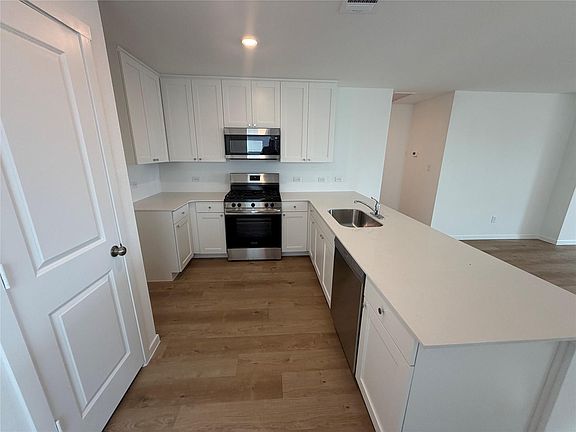 3rd image of 309 Rockies Rd