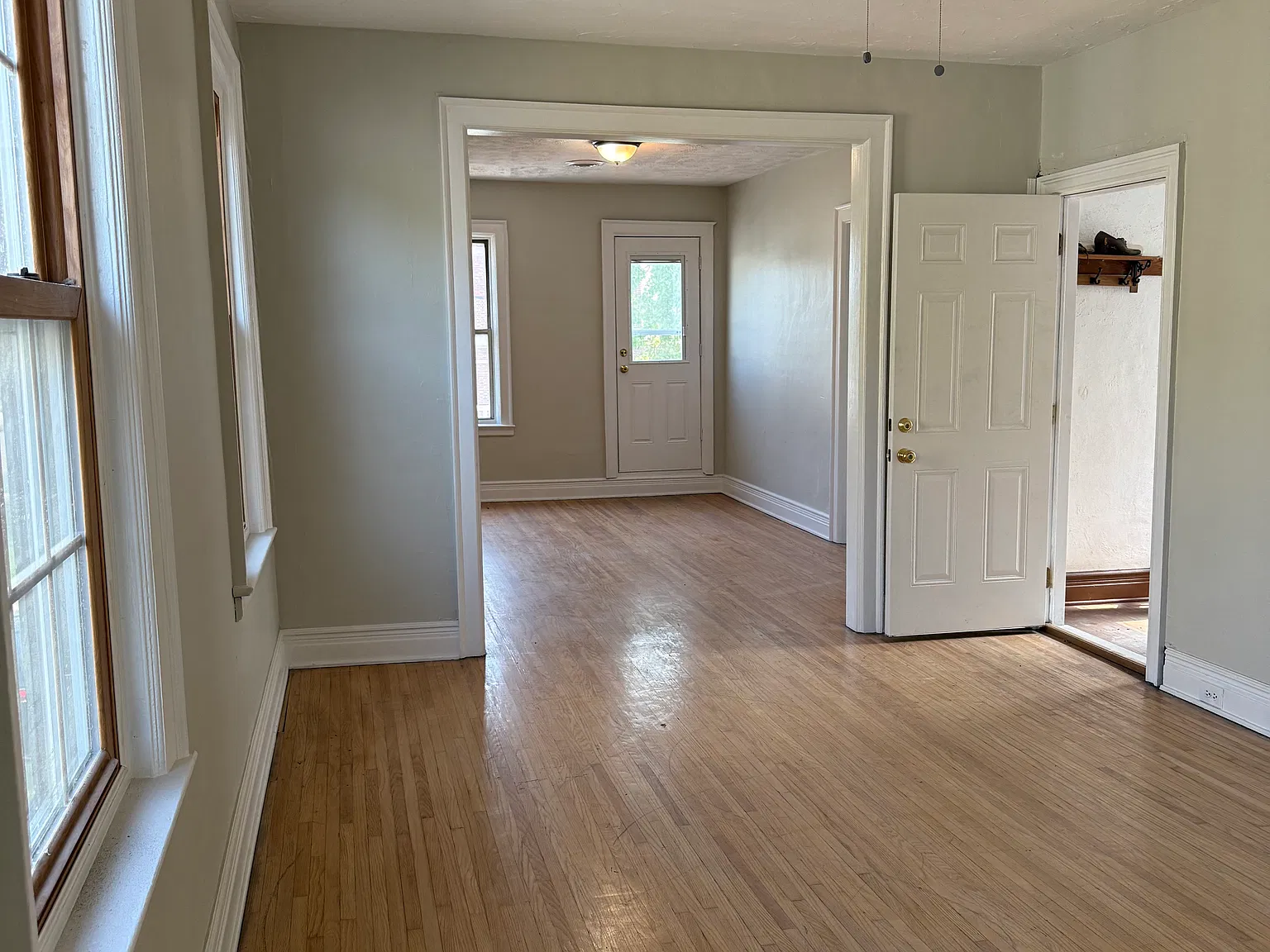 3 bed, 1200 sqft, $1,300 — Photo 2