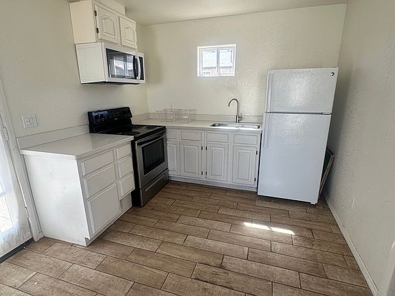 5th image of 2221 W 1st St #B