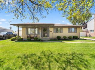 27274 Oakcrest Dr, Brownstown, MI 48183