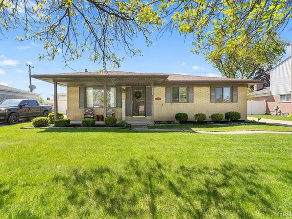 27274 Oakcrest Dr, Brownstown, MI 48183