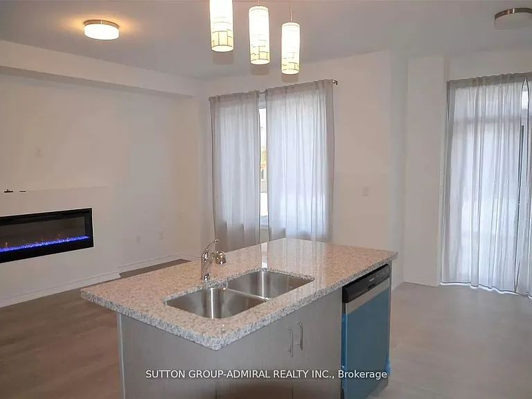 1475 Blackmore St — Photo 3