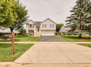 1478 Woodland Dr, South Elgin, IL 60177