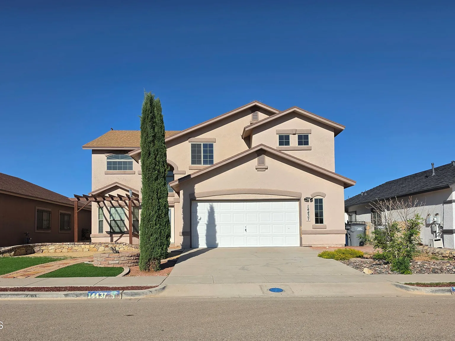 4 bed, 2.5 bath, 2752 sqft, $2,000 — Photo 1