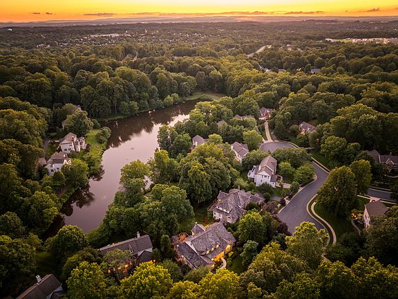 5th image of 1358 Lake Forest Ct